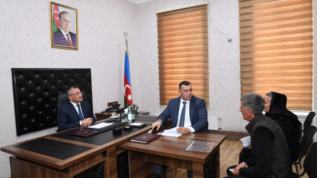 Rövşən Rzayev vətəndaşların müraciətlərini dinlədi