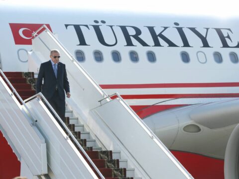 Ərdoğanı hava limanında Tokayev qarşıladı