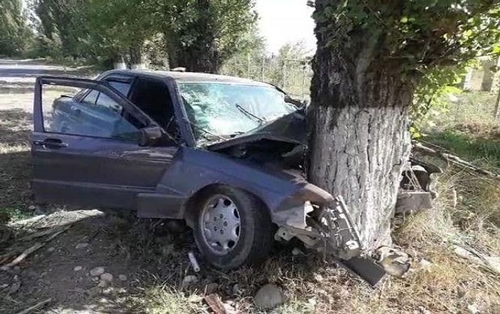 Maşını ağaca çırpdı – Sərnişini öldü