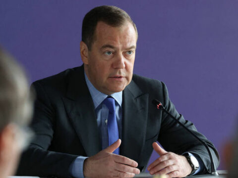 Medvedev Makronu sərt tənqid etdi: “Ayıb olsun, cənab Prezident!”
