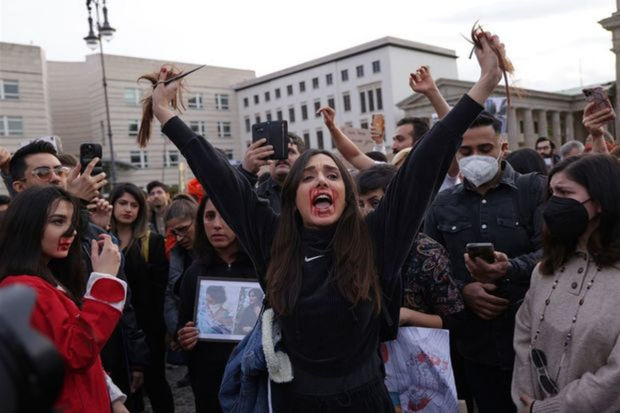 Xaricdə yaşayan iranlılar molla rejiminə qarşı aksiya keçirdi
