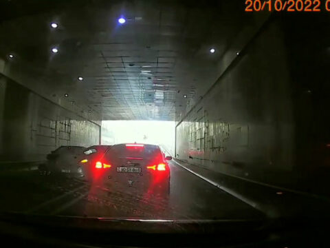 Tuneldə geriyə dönən “Prius” qəzaya səbəb oldu