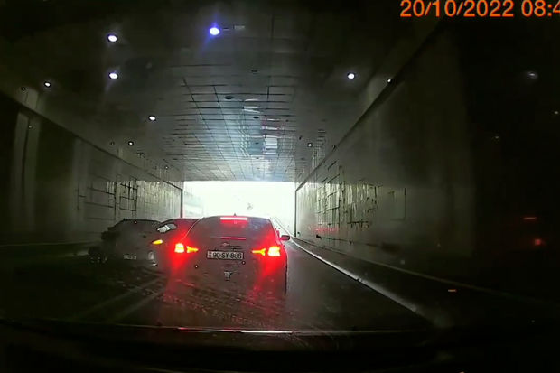 Tuneldə geriyə dönən “Prius” qəzaya səbəb oldu