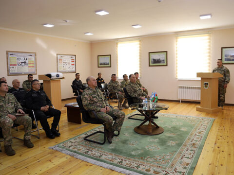 Özbəkistan müdafiə naziri hərbi hissələri ziyarət edib
