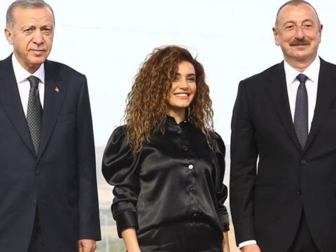 Prezident Çinarəni səhnəyə dəvət etdi