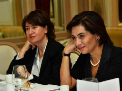 Paşinyanın arvadını Fransada təhqir etdilər