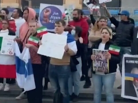 Gürcüstanda yaşayan iranlılar da ayağa qalxdı