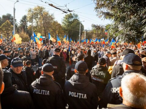 Etirazçılarla polis arasında TOQQUŞMA 
