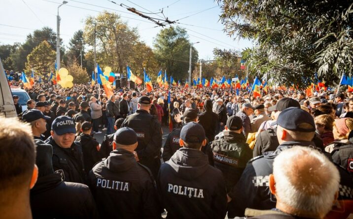Etirazçılarla polis arasında TOQQUŞMA 