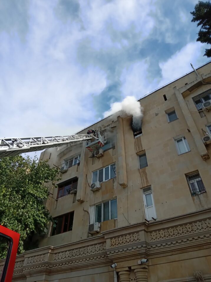 Bakıda binada yanğın – FOTO