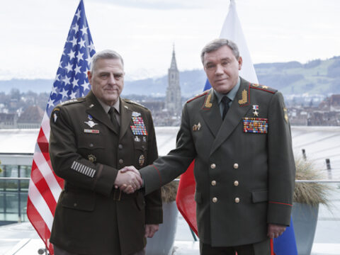 Gerasimov amerikalı həmkarı ilə “çirkli bomba”dan danışdı
