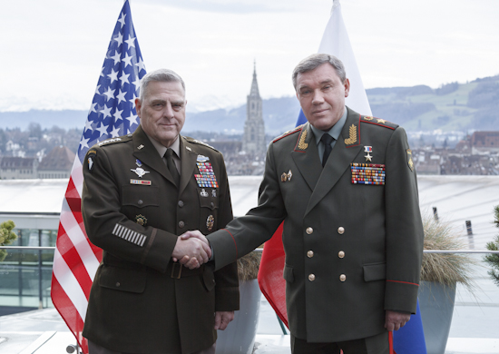 Gerasimov amerikalı həmkarı ilə “çirkli bomba”dan danışdı