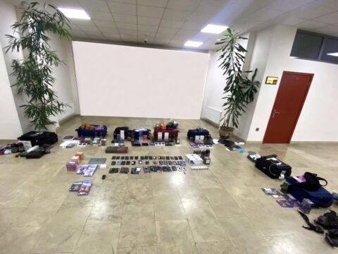 Külli miqdarda mobil telefonlar və müxtəlif məhsullar aşkar edilib