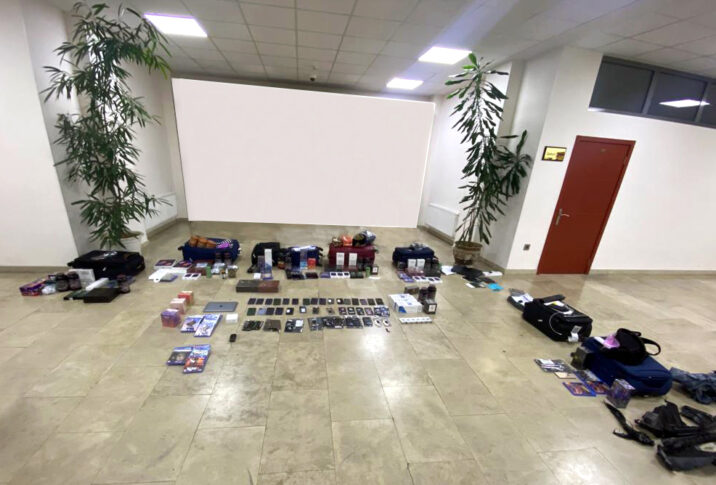 Külli miqdarda mobil telefonlar və müxtəlif məhsullar aşkar edilib