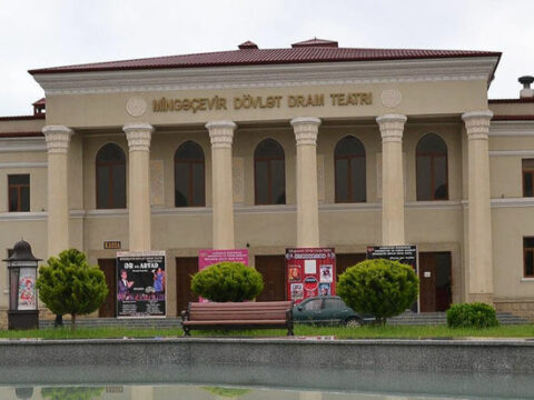 Azərbaycanda korrupsiyada ittiham olunan teatr direktoru işdən çıxarıldı