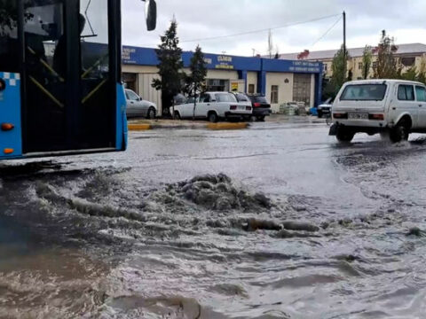 Sumqayıtda kanalizasiya tutuldu, yolu su basdı