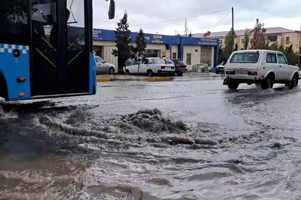 Sumqayıtda kanalizasiya tutuldu, yolu su basdı