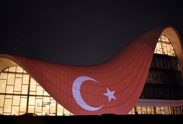 Heydər Əliyev Mərkəzi Türkiyə bayrağına büründü – FOTO