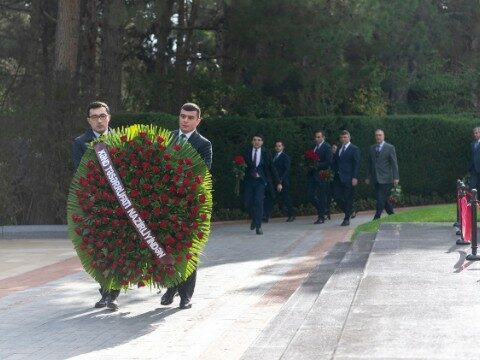 Nazirliyin kollektivi Fəxri Xiyabanda – FOTOLAR