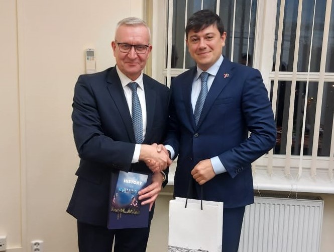 Fuad Muradov Polşa Seyminin Komissiya sədri ilə görüşüb