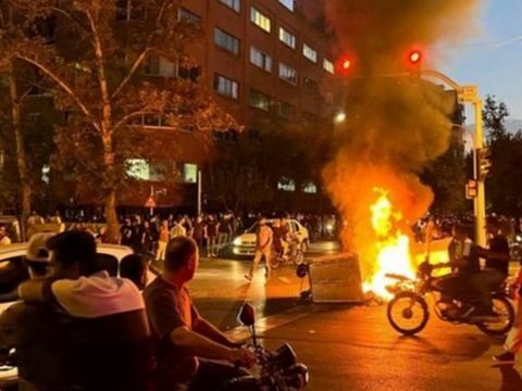 İranda etirazçılar SEPAH zabitini öldürüb