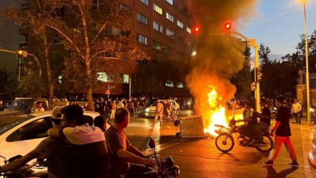 İranda etirazçılar SEPAH zabitini öldürüb