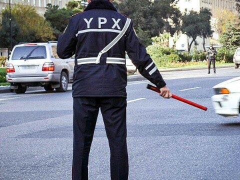 Yol polisinə xəsarət yetirmək istədi