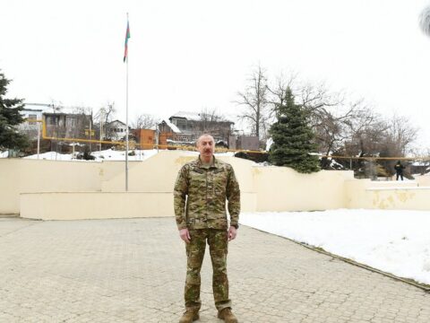 İlham Əliyev Füzulidə yeni hərbi hissədə yaradılan şəraitlə tanış olub