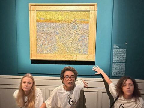 Van Qoqun rəsm əsərinə şorba tökənlərə cinayət işi açıldı 