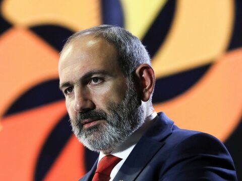 Paşinyan Praqa və Soçi görüşünü deputatlarla müzakirə etdi