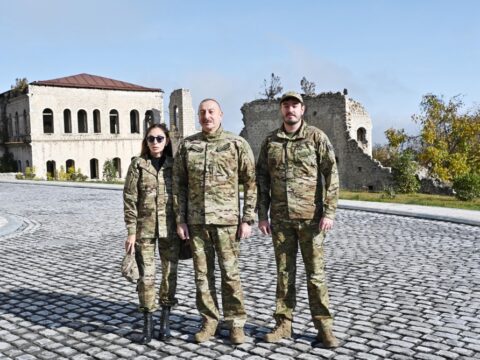İlham Əliyev xanımı və oğlu ilə birlikdə Şuşada