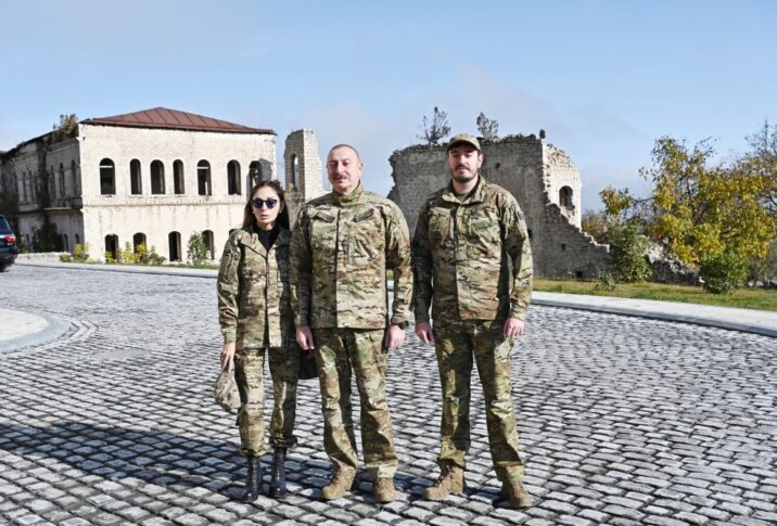 İlham Əliyev xanımı və oğlu ilə birlikdə Şuşada