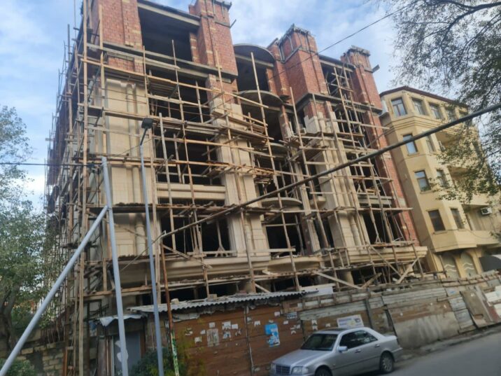 Bir sıra binaların tikintisi dayandırıldı