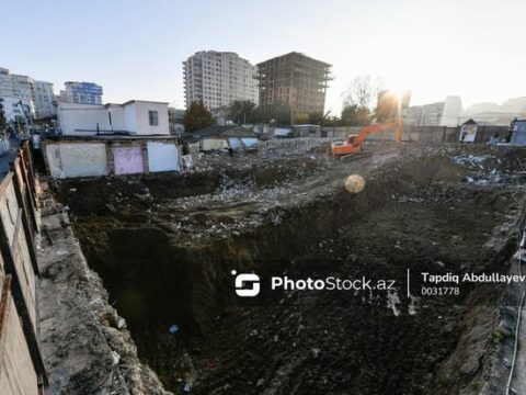 Bakıda irimiqyaslı söküntü: Buldozerlər həyət evlərini yerlə yeksan etdi
