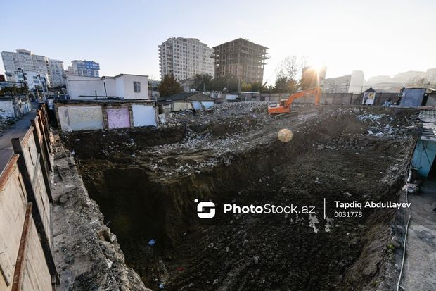 Bakıda irimiqyaslı söküntü: Buldozerlər həyət evlərini yerlə yeksan etdi