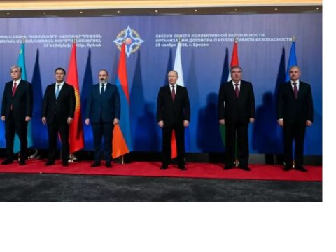 “Ehtimal ki, Putindən irin, ölüm və qan qoxusu gəldiyindən, onun yanında dayanmaq mümkün deyil”