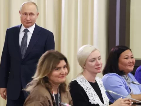 Putin Ukraynada müharibə iştirakçılarının anaları ilə görüşdü: “Oğullarınız bu taleyi seçib”