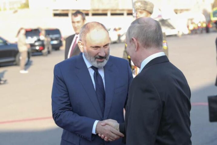 Putin Paşinyanı niyə öz avtomobilinə mindirdi?