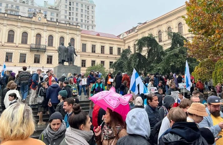 Ruslar Gürcüstanda aksiya keçirdi: “Putin terrorçudur”