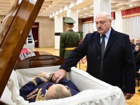Lukaşenko vəfat edən nazirlə vidalaşdı