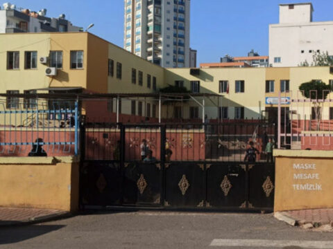 Əvvəl şlanqla döydü, sonra bıçaqladı