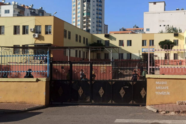 Əvvəl şlanqla döydü, sonra bıçaqladı