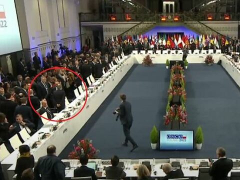 Azərbaycan və Ermənistan XİN başçıları ayaqüstü söhbət ediblər – VİDEO