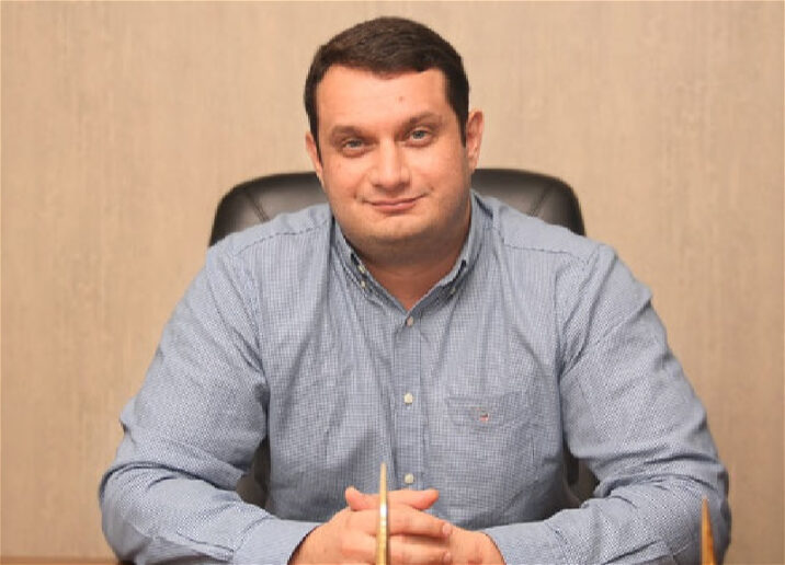 Həbsdə olan baş həkimin cəzası azaldıldı