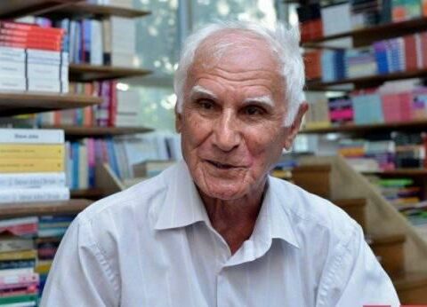 Çingiz Abdullayev özü yazmır, ona-buna pul verib yazdırır