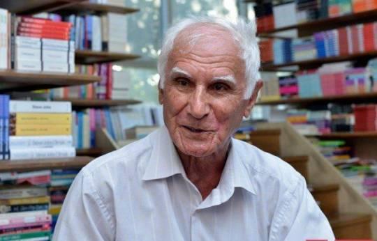 Çingiz Abdullayev özü yazmır, ona-buna pul verib yazdırır
