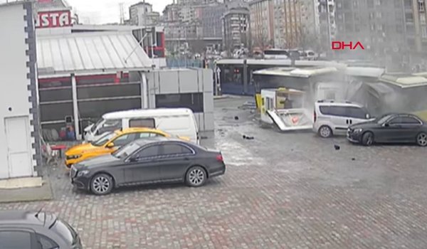 İstanbulda tramvay avtobusla toqquşdu – 19 yaralı