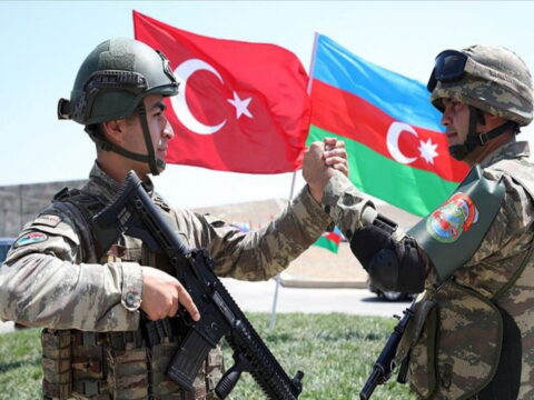 Türk general Azərbaycanı təhdid edənlərə “Qardaş yumruğu”nu göstərdi