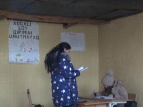 Şəkidəki məktəbdə şagirdlərə ilanlarla birlikdə dərs keçilir