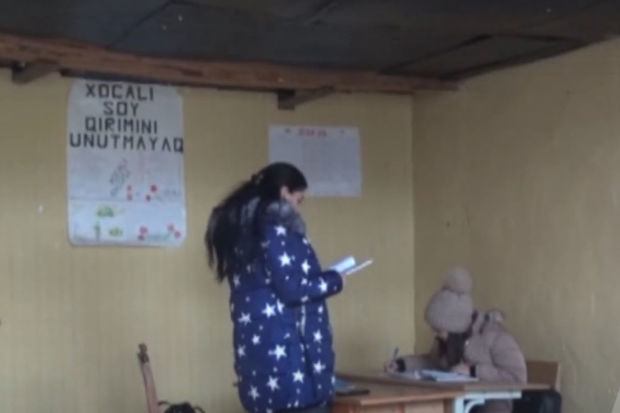 Şəkidəki məktəbdə şagirdlərə ilanlarla birlikdə dərs keçilir